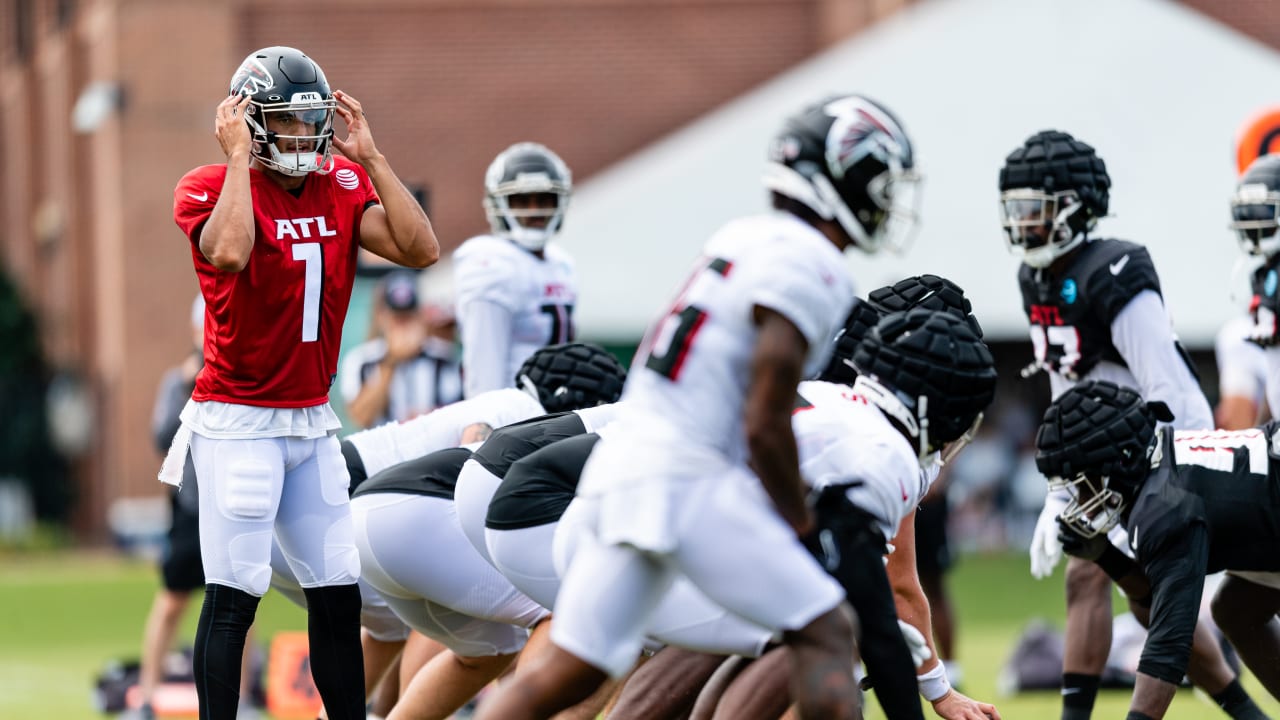 Matt Hennessy leaves Falcons training camp practice with injury