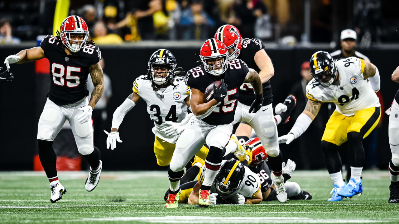 Watch: Falcons RB Tyler Allgeier takes screen pass 25 yards for TD