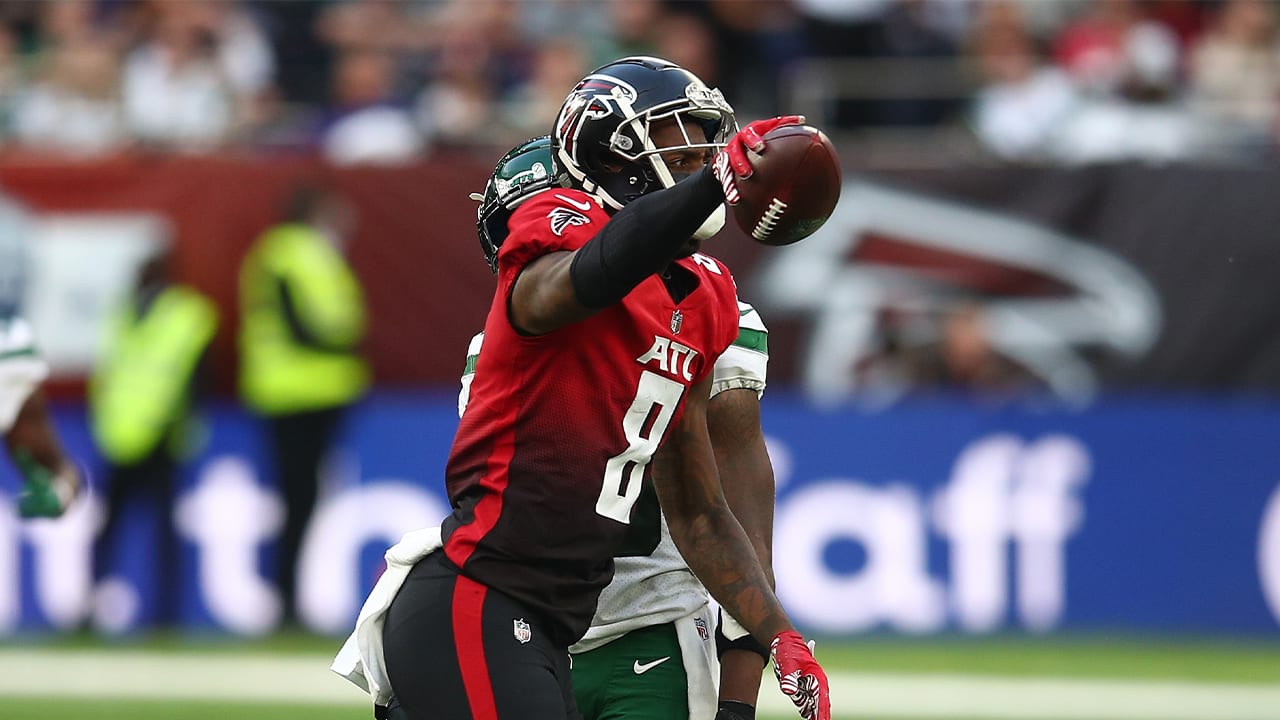 Atlanta Falcons tight end Kyle Pitts (8) runs into touch but makes the  first down against the New York Jets during an NFL International Series game  at Stock Photo - Alamy