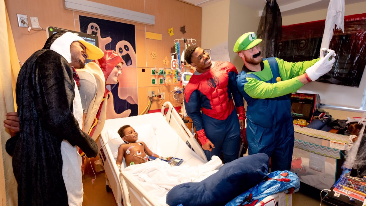 New York Giants rookies dress up for visit to Children's Hospital