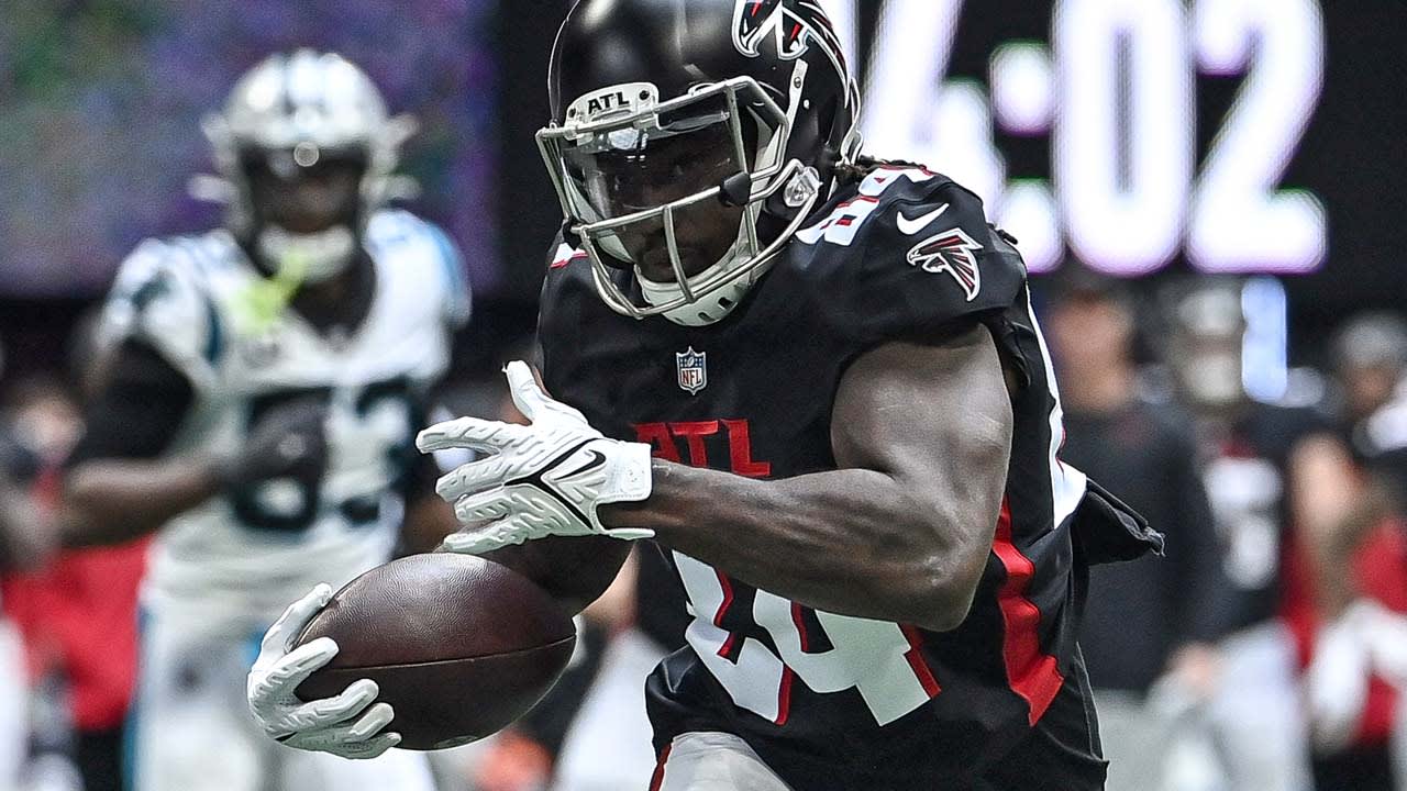 ATLANTA, GA – OCTOBER 03: Atlanta running back Cordarrelle Patterson (84)  catches a touchdown pass during the NFL game between the Washington  Football Team and the Atlanta Falcons on October 3rd, 2021