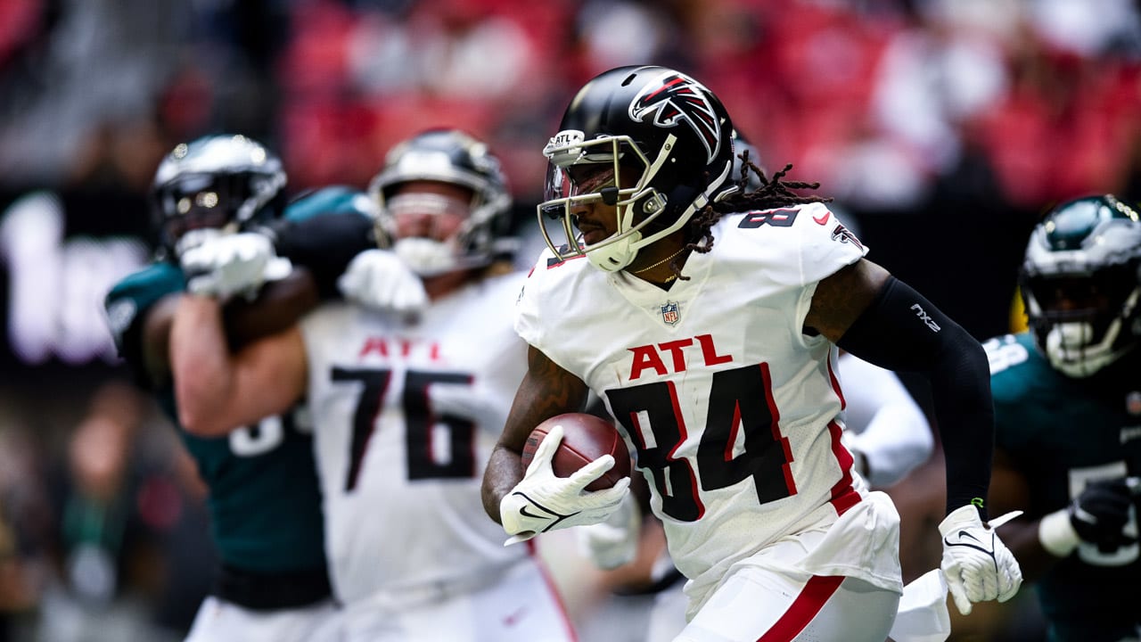 ATLANTA, GA - SEPTEMBER 12: Hayden Hurst #81 of the Atlanta Falcons rushes  during the 2021 Week 1 NFL game between the Atlanta Falcons and the  Philadelphia Eagles on September 12, 2021