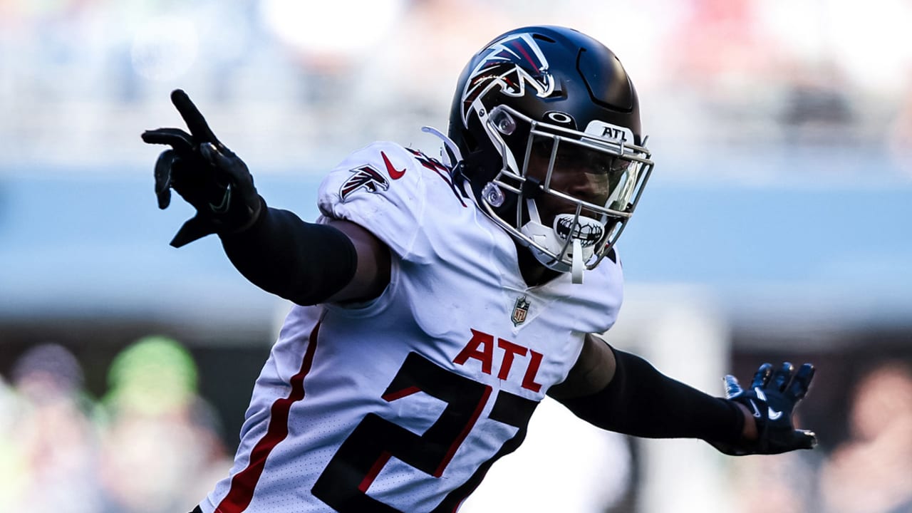 Atlanta Falcons cornerback Casey Hayward (29) warms up before an