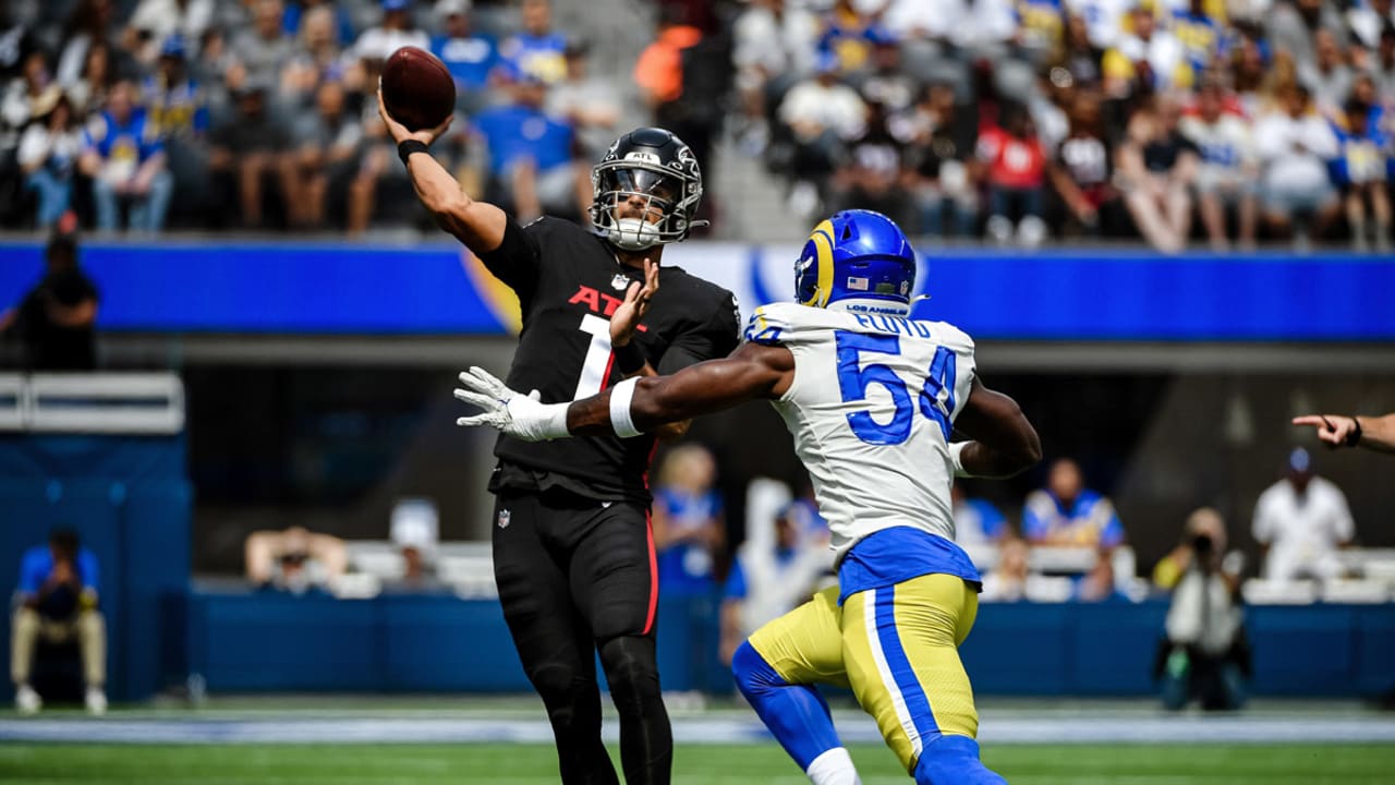 Watch: Marcus Mariota falls down, gets up and completes a pass