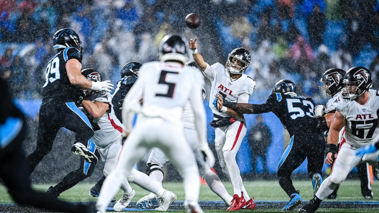 Mariota buys 4.42 seconds of time to heave 21-yard cross-field laser