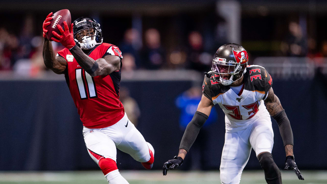 Atlanta Falcons wide receiver Julio Jones makes a leaping catch