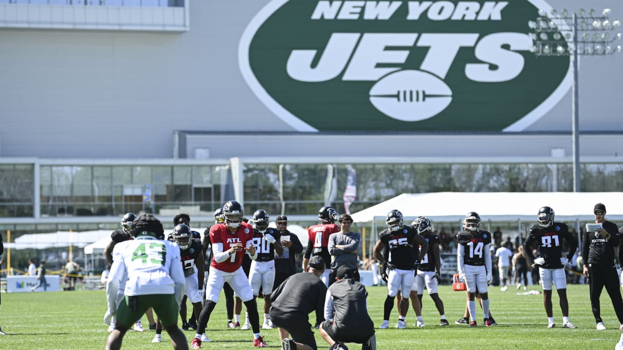 Atlanta Falcons wide receiver Jared Bernhardt (83) runs with the ball  against the New York Jets