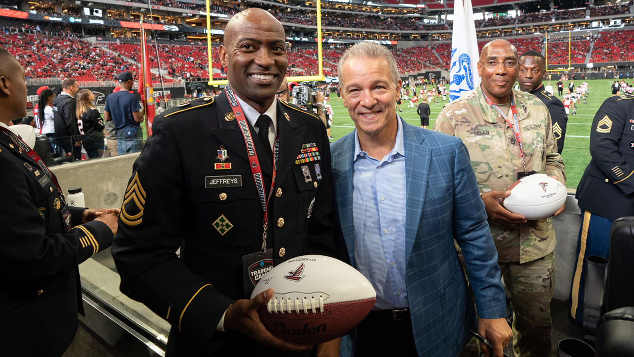 Andrew Beck Wins NFL's Salute to Service Award - Stadium