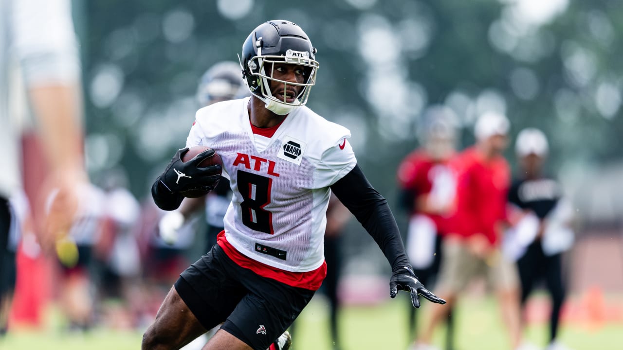 Atlanta Falcons rookie tight end Kyle Pitts (8) runs after a catch