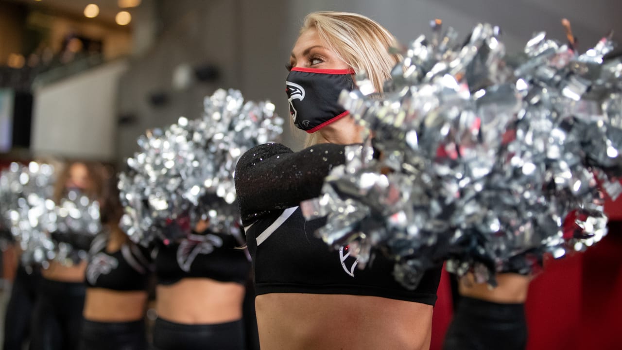 Cheerleaders On Gameday: Oakland Raiders