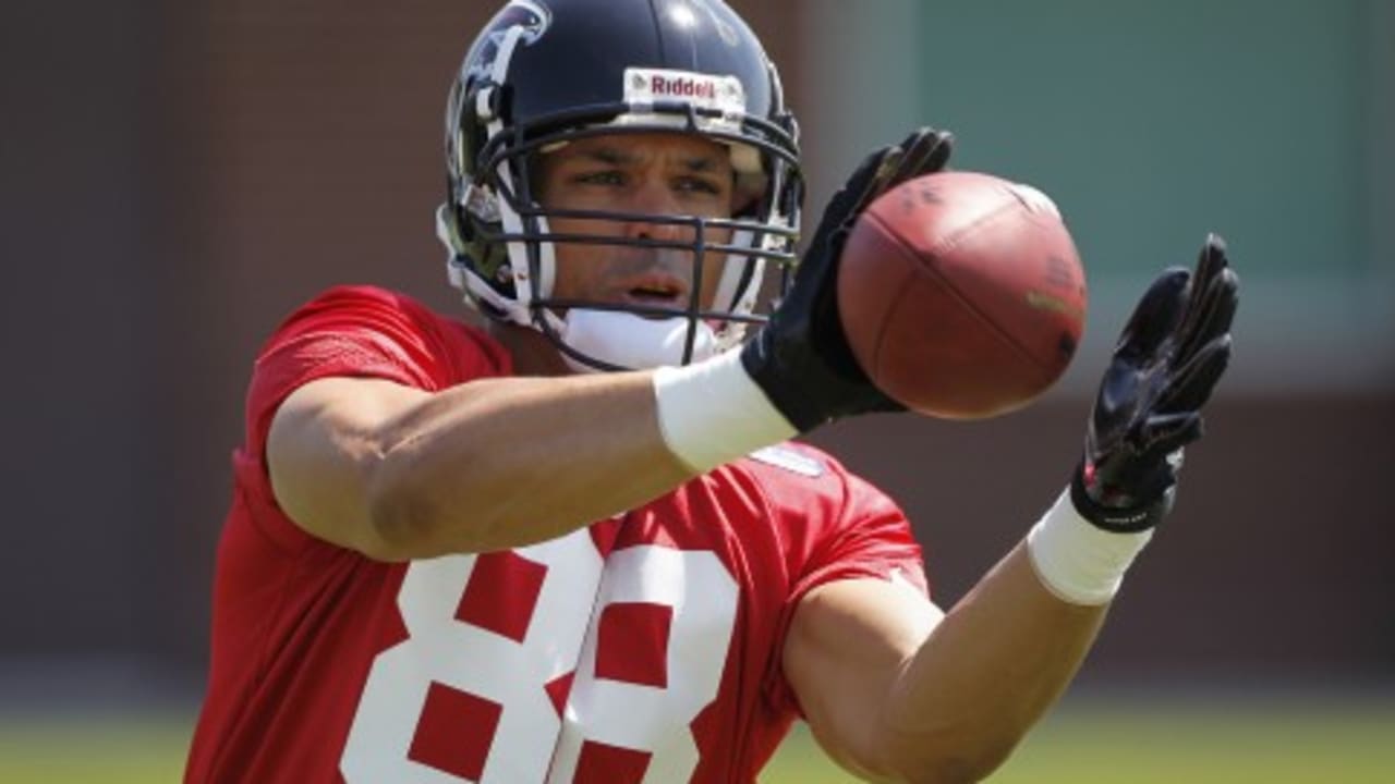 For Falcons' Tony Gonzalez, Catches Keep Coming - The New York Times