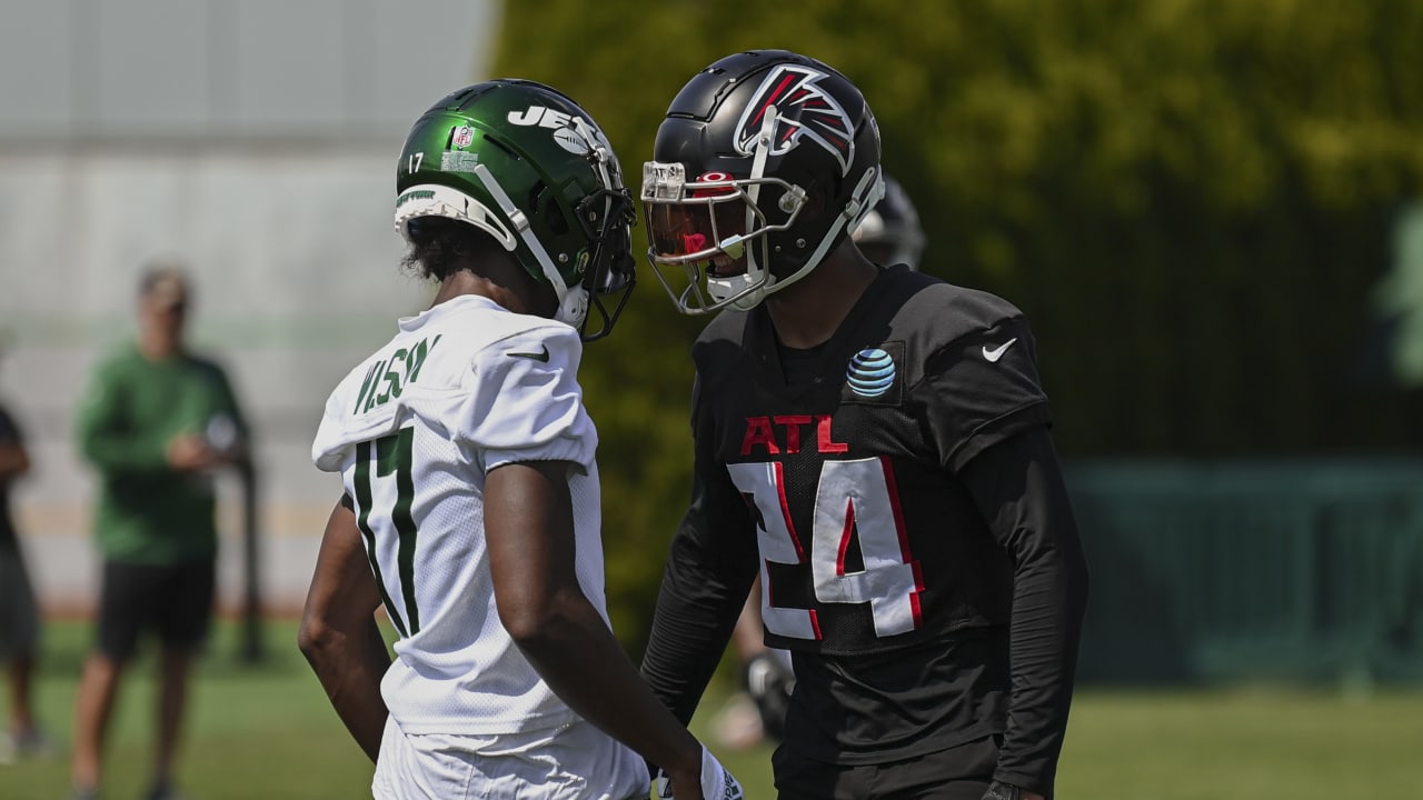 Atlanta Falcons tight end Kyle Pitts (8) outruns New York Jets