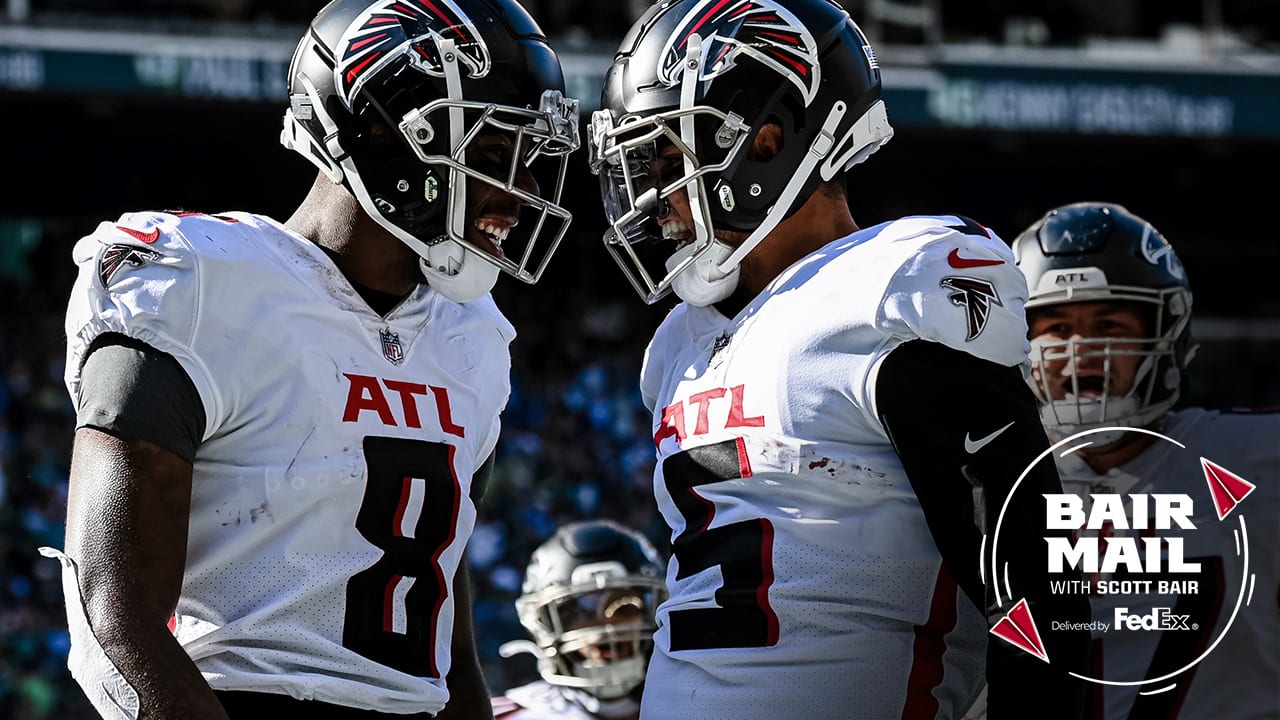 Atlanta Falcons tight end Kyle Pitts (8) outruns New York Jets cornerback  Bryce Hall (37) during an NFL International Series game at Tottenham  Hotspur Stock Photo - Alamy