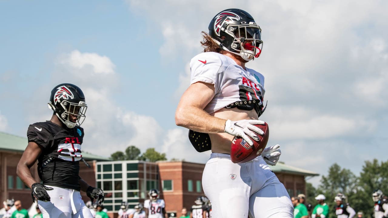 Atlanta Falcons tight end Hayden Hurst (81) warms up before an NFL