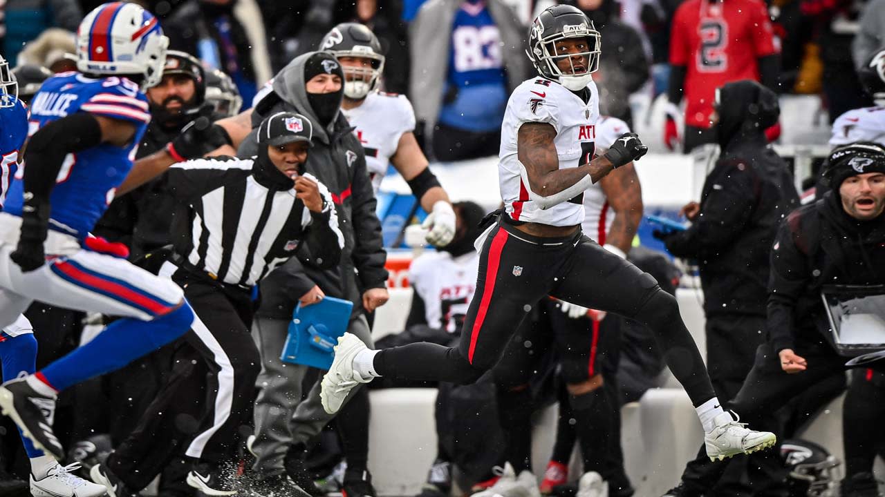 Atlanta Falcons tight end Kyle Pitts (8) runs into touch but makes the  first down against the New York Jets during an NFL International Series game  at Stock Photo - Alamy