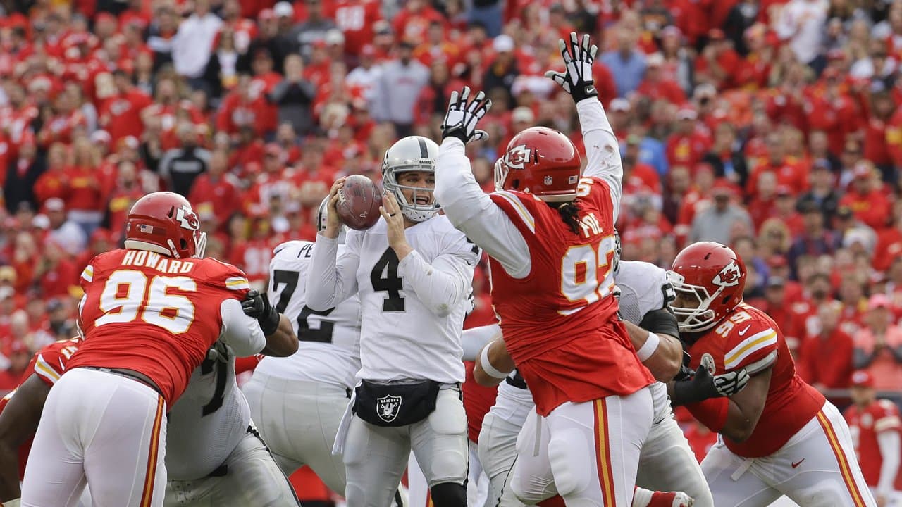 Dontari Poe signs with the Falcons - Stampede Blue