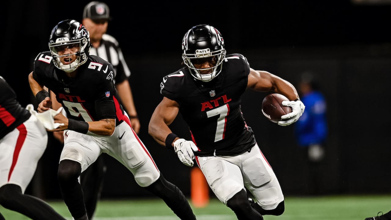 Bijan Robinson shows WR-like hands with one-handed snag on screen pass