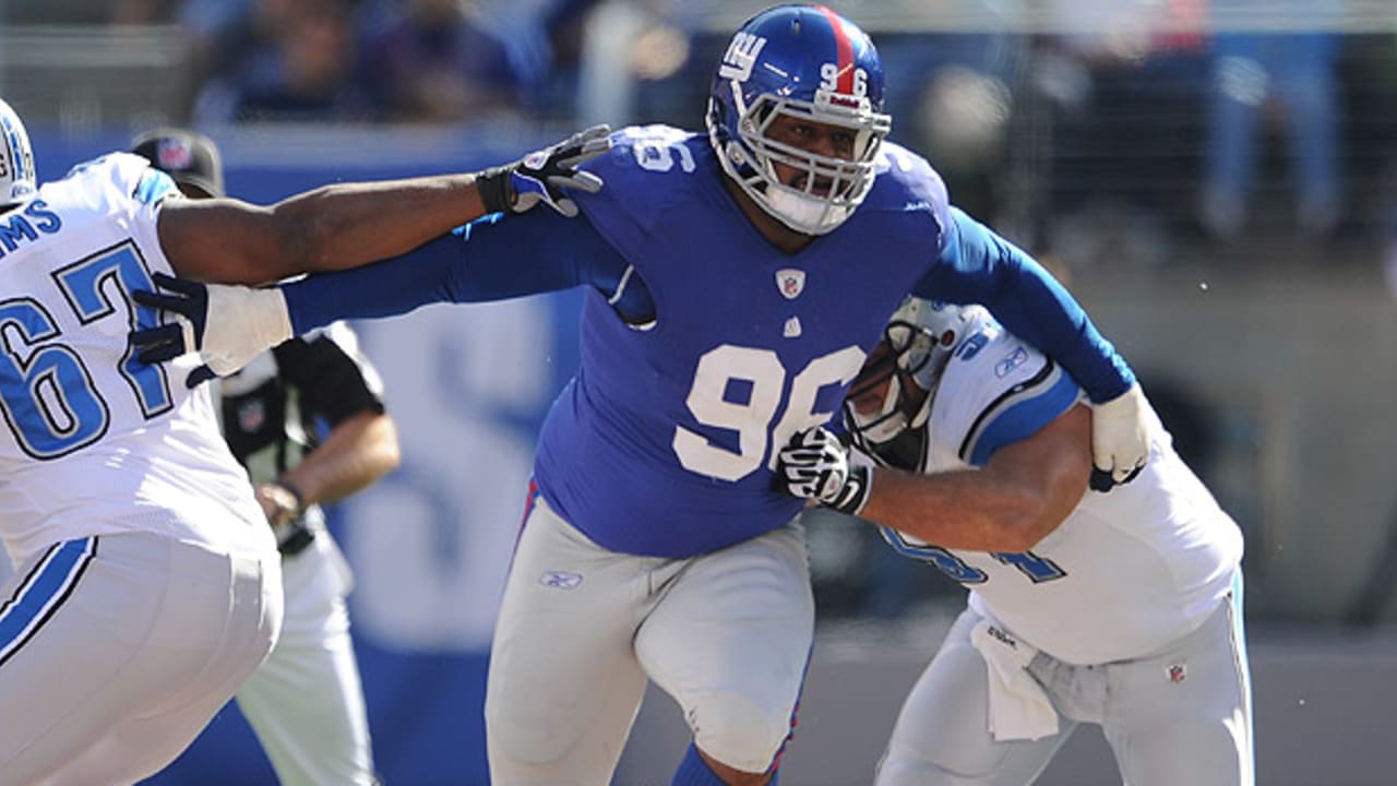 New York Giants defensive tackle Barry Cofield holds up a