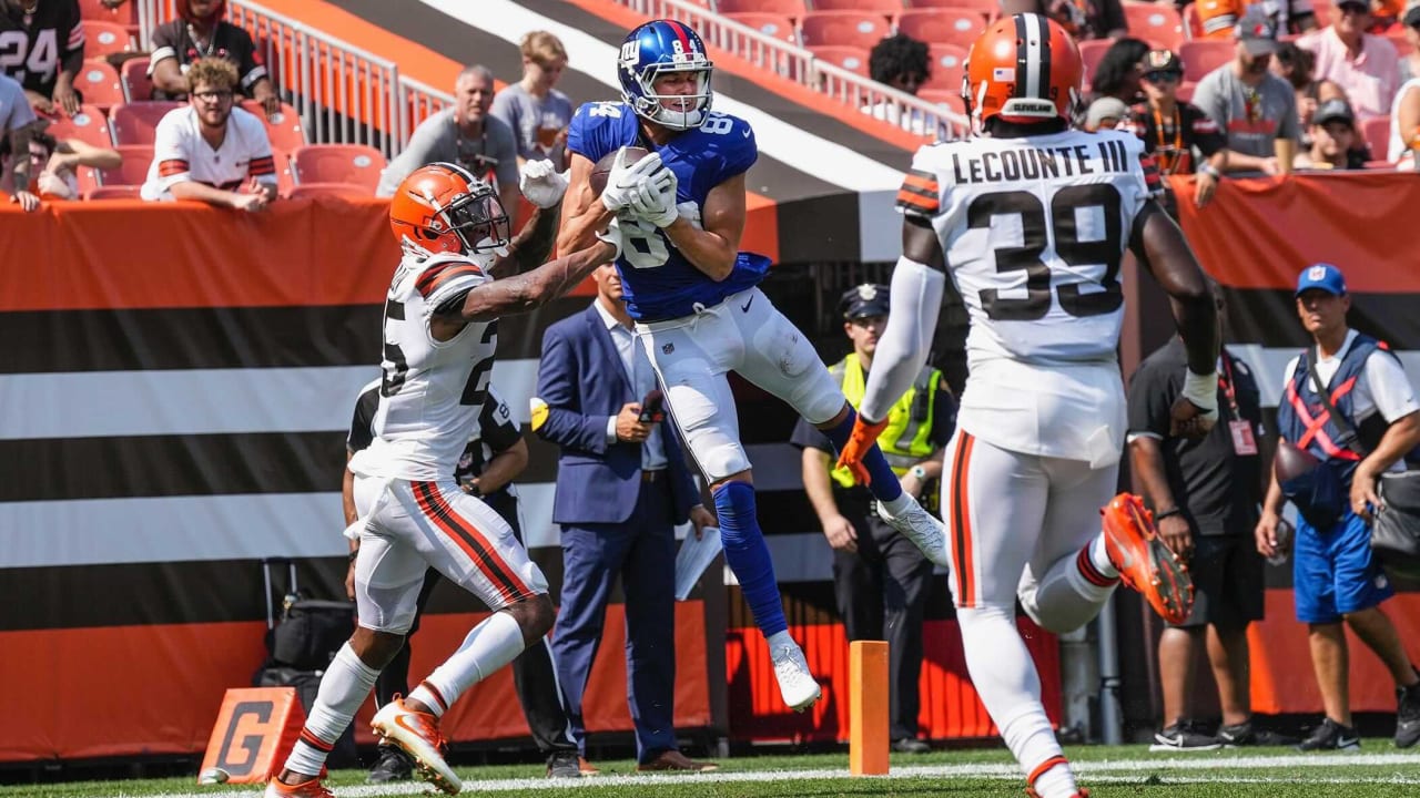 Cleveland Browns center Alex Mack leaves game with lower leg