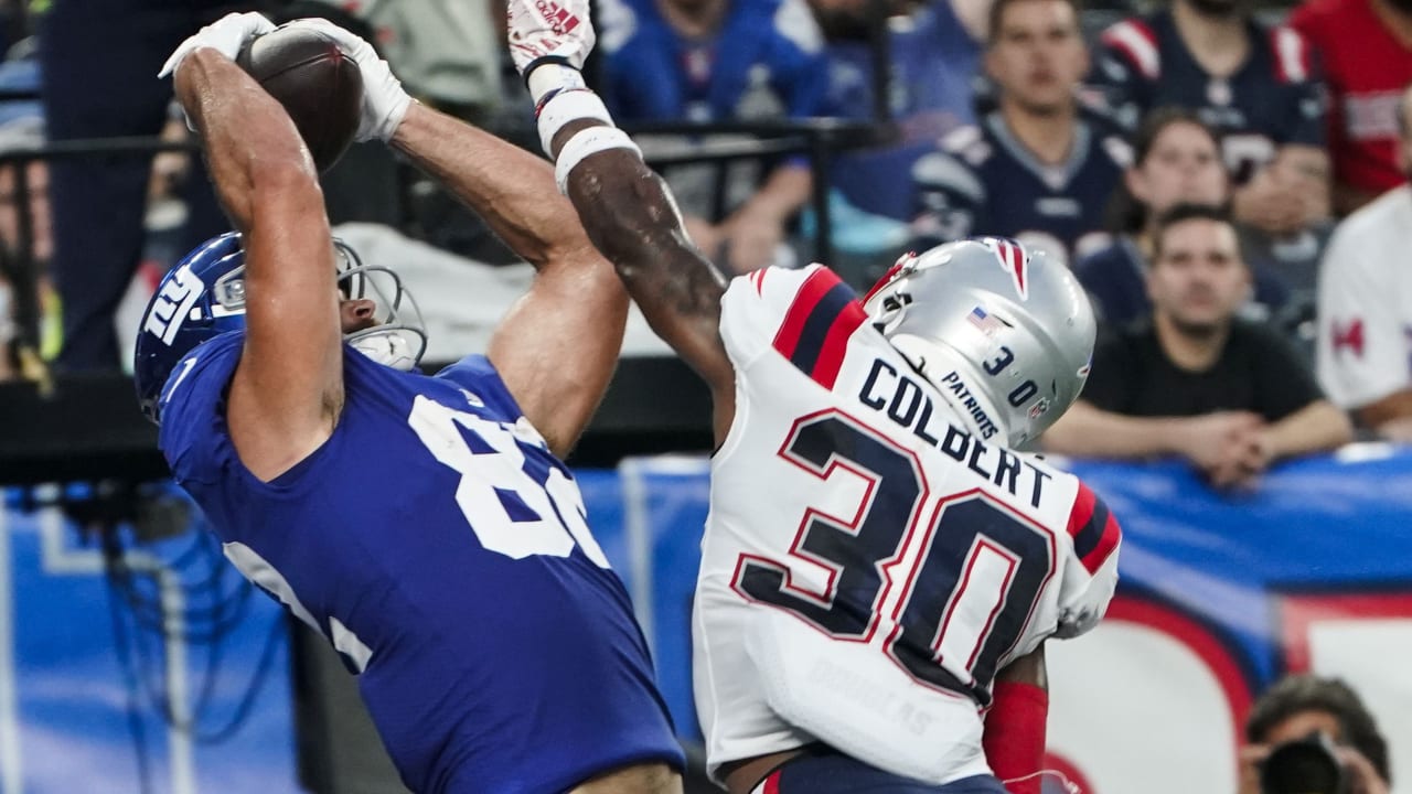 New York Giants inside linebacker Blake Martinez, left, intercepts