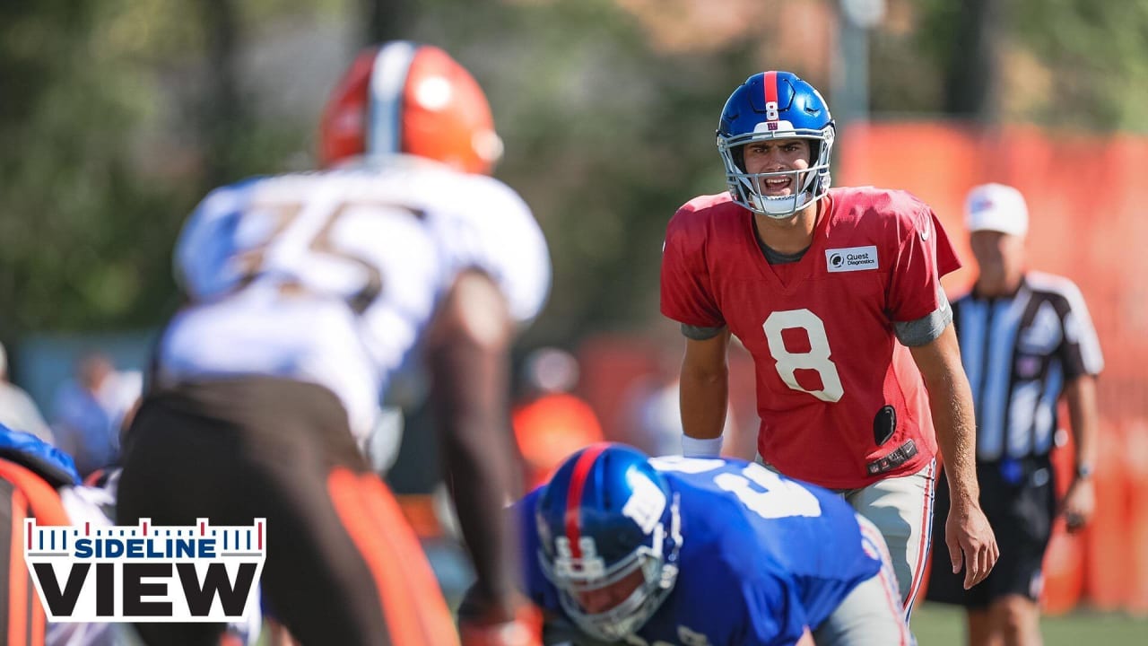 New York Giants center Nick Gates (65) warms up with teammates