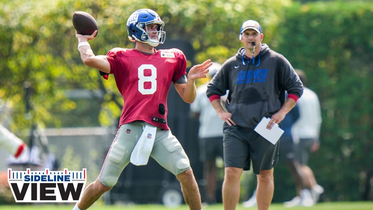 New York Giants center Nick Gates (65) warms up with teammates