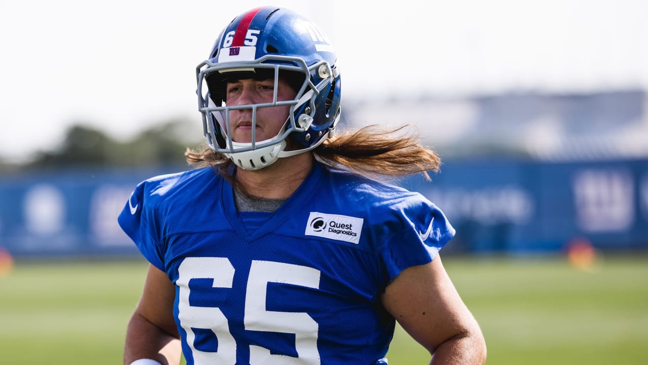 New York Giants center Nick Gates (65) warms up with teammates