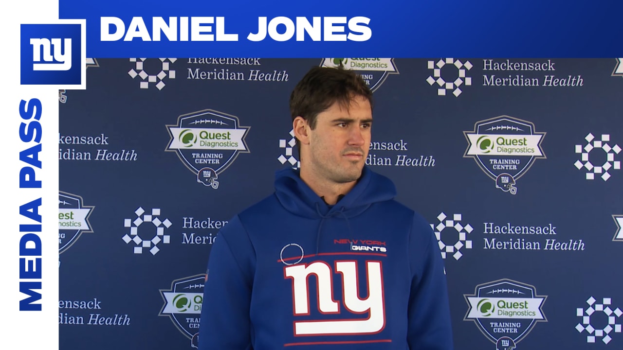 Giants QB Daniel Jones exits game with apparent neck injury vs