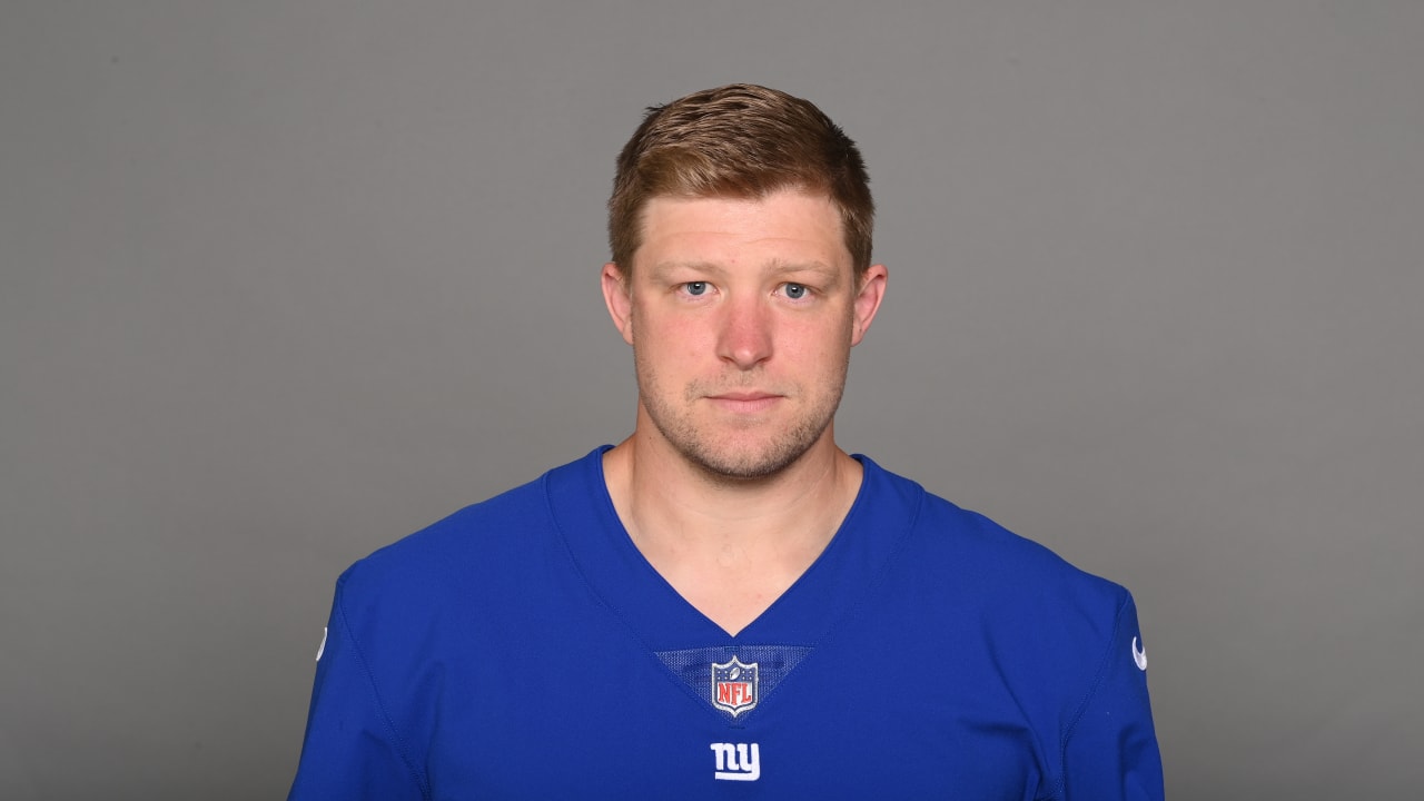 New York Giants long snapper Casey Kreiter (58) warms up before an