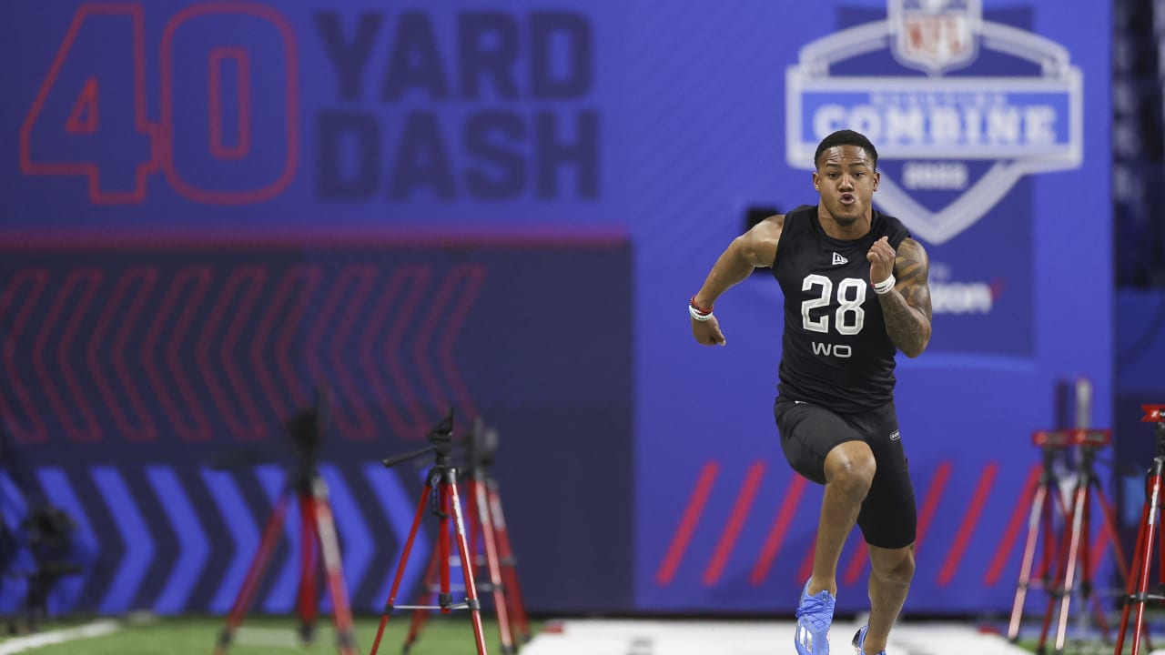 Defensive back Dane Belton runs official 4.43-second 40-yard dash at 2022  combine