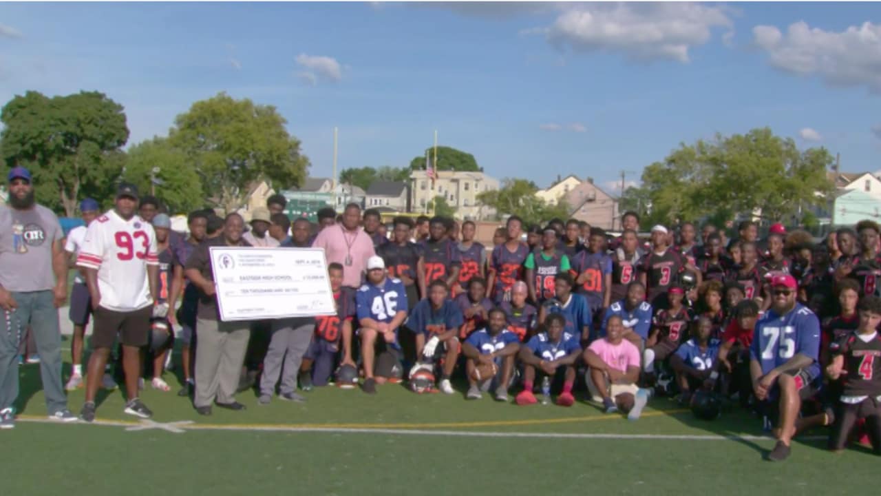Victor Cruz & current Giants surprise high school football practice