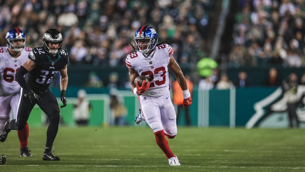 Gary Brightwell finds space for a 24yard pickup Giants vs. Eagles