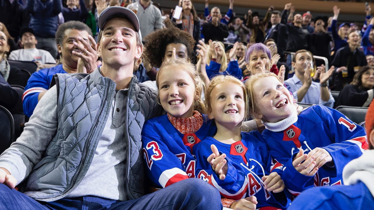 Eli Manning brings family to Rangers game