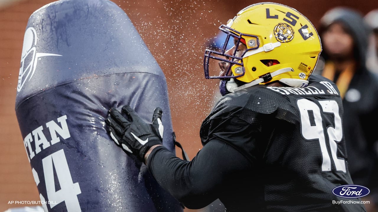 Cincinnati Bengals' Zach Carter (95) prepares to perform a drill