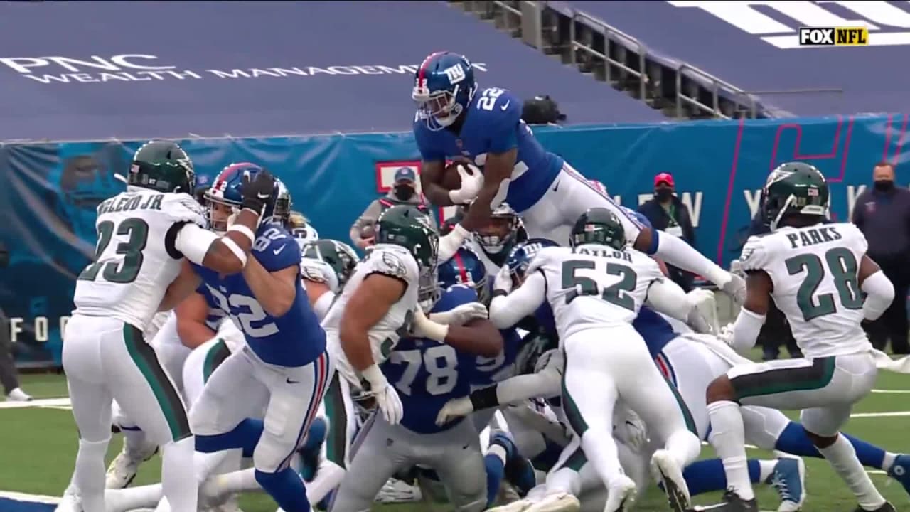 Air Gallman Wayne Gallman jumps over the pile for TD Giants vs