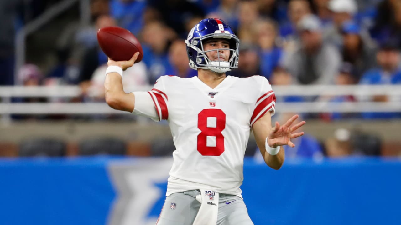 Daniel Jones throws for 321 yards, Giants rally from 21-point