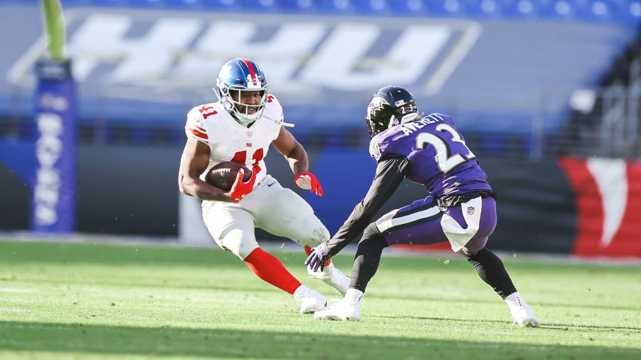 Giants take ball away from Ravens at goal line