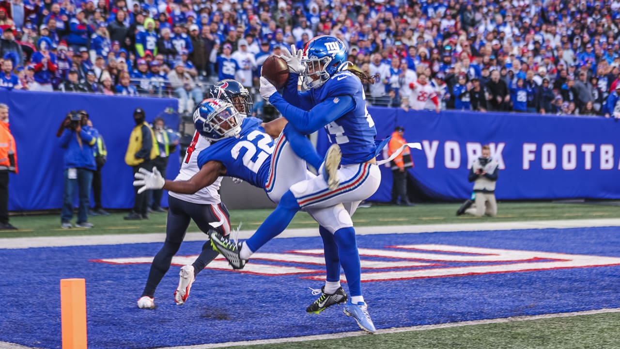 Saquon Barkley dives for a touchdown