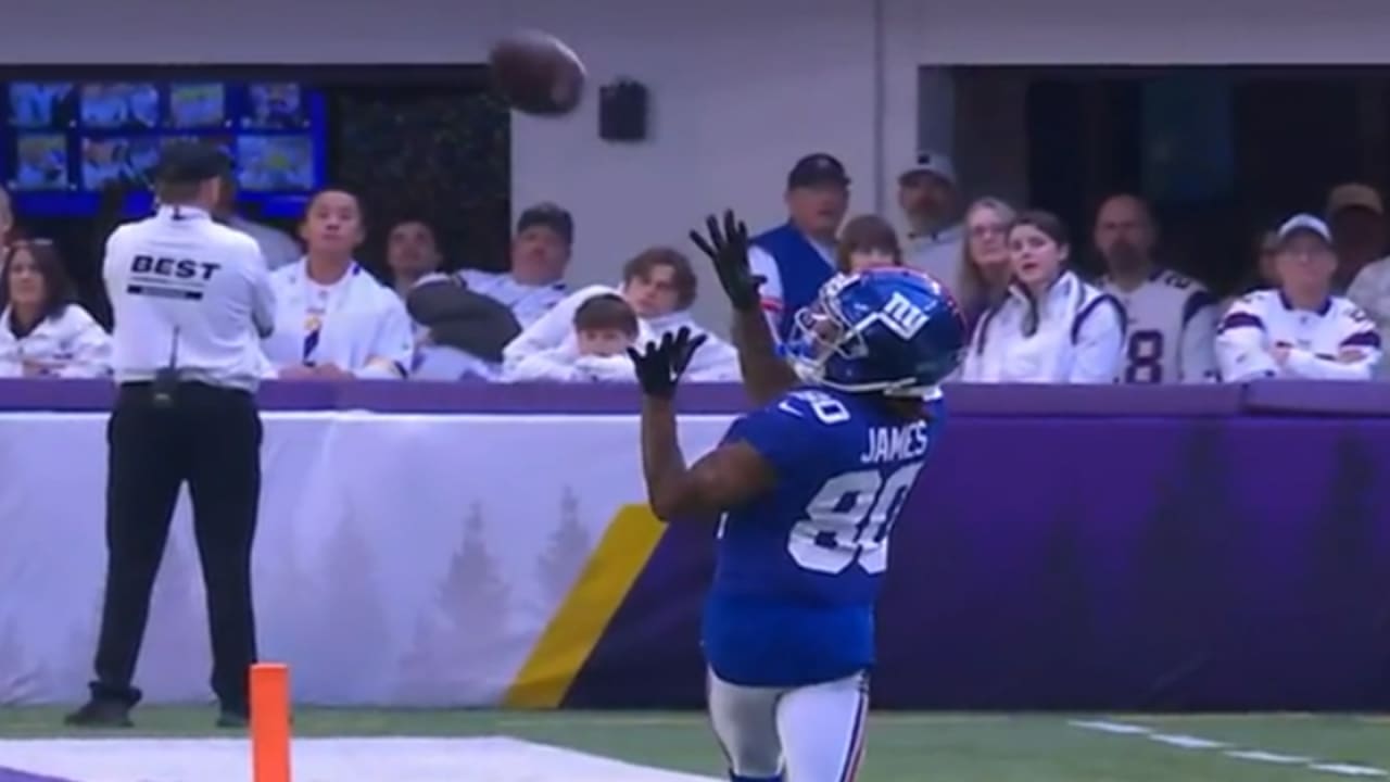 Richie James takes Daniel Jones' slant-pass for 28-yard catch-and