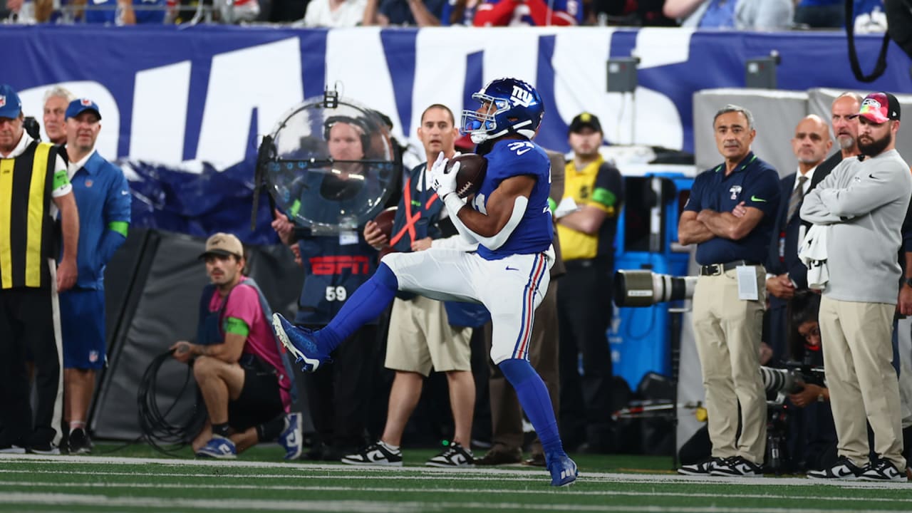 New York Giants quarterback Daniel Jones improvises and finds streaking  running back Matt Breida for 22-yard gain