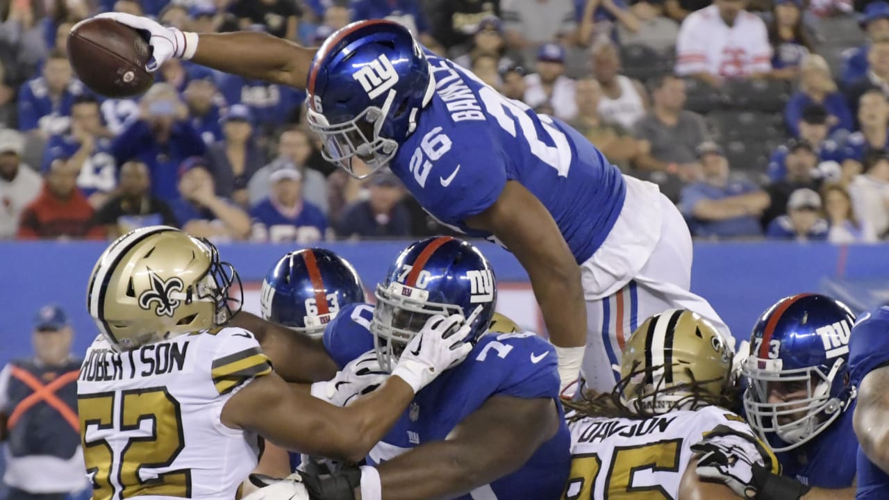 Saquon leaps over everybody for goalline TD