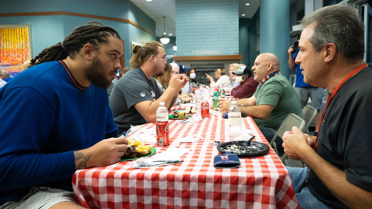 Giants visit Manhattan Hope Lodge - Vimarsana News