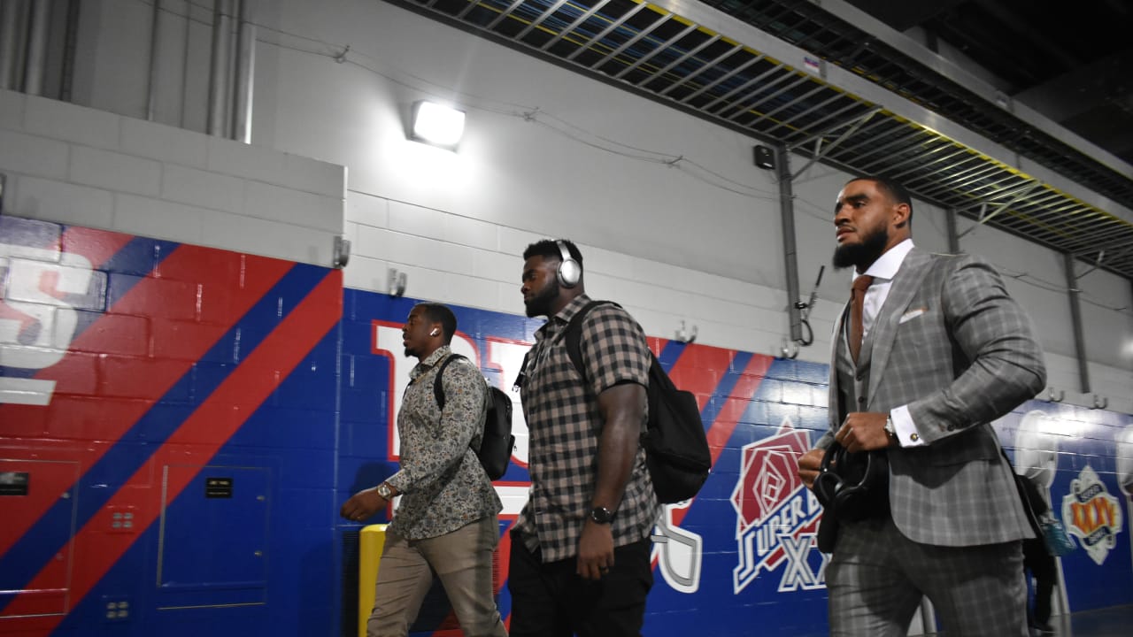 Giants vs. Jets Photos: Player Arrivals and Locker Room Tour