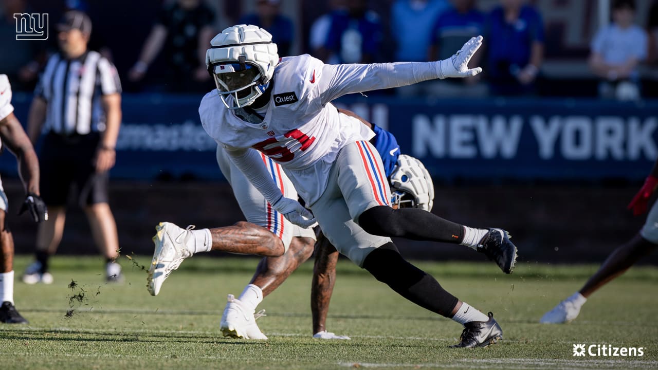 New York Giants guard Tyre Phillips (79) blocks against the