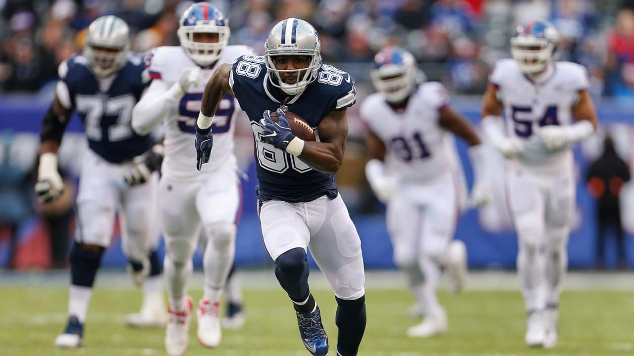 East Rutherford, New Jersey, USA. 10th Dec, 2017. Dallas Cowboys wide  receiver Dez Bryant (88) scores a touchdown during the NFL game between the  Dallas Cowboys and the New York Giants at