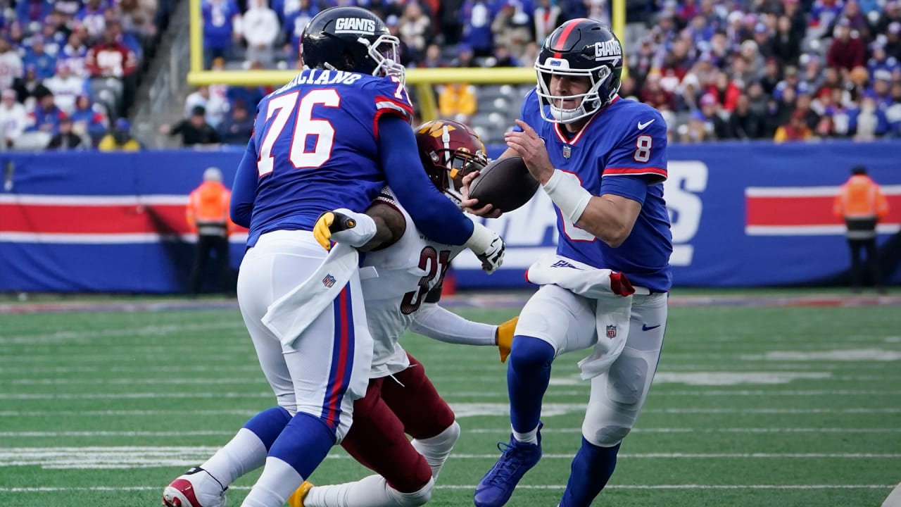 Azeez Ojulari forces & recovers fumble off Taylor Heinicke