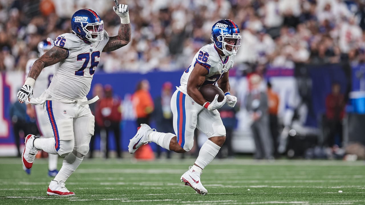 Saquon Barkley breaks loose for 36-yard TD | Giants vs. Cowboys Highlights