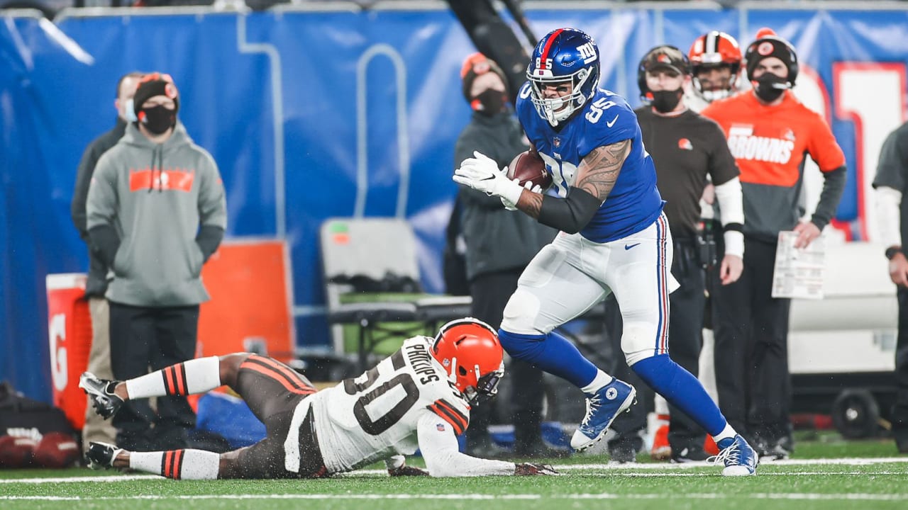 Levine Toilolo jukes defender on big catch-and-run | Giants vs. Browns Highlights