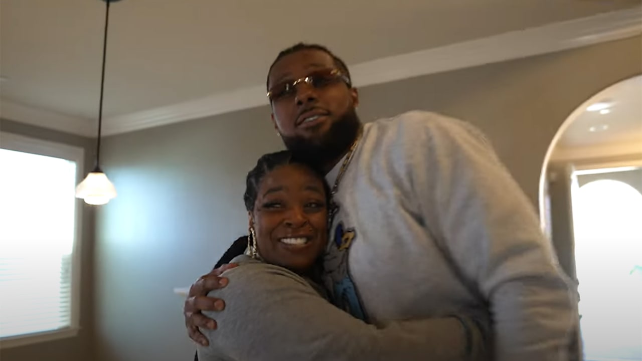 Watch Kayvon Thibodeaux's mother react as he surprises her with a