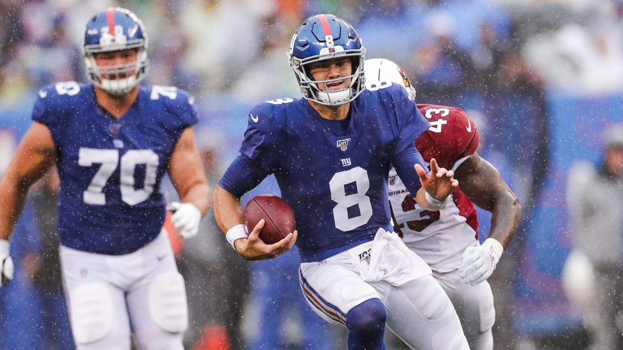 Daniel Jones scrambles for fourth down conversion